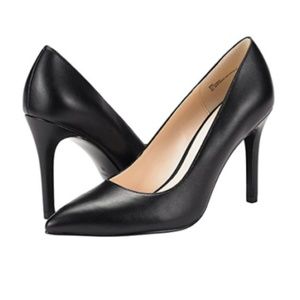 X SOLD X Jenn Ardor Black Point Closed Toe Pumps